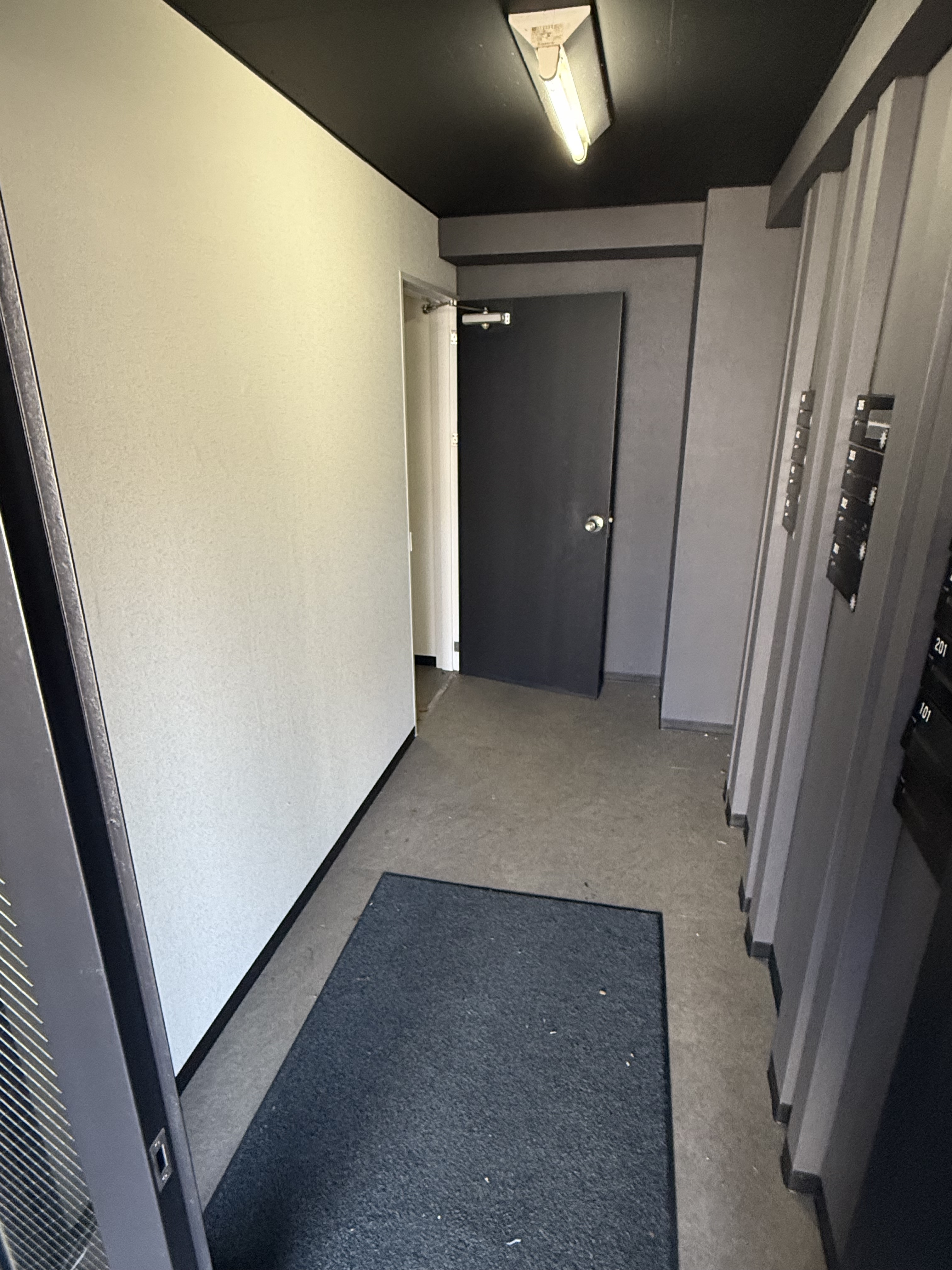 東区アパート共用部塗装・クロス・床工事